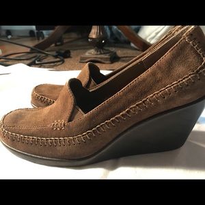 NWT Aerosole Suede  Brown Wedged Shoes